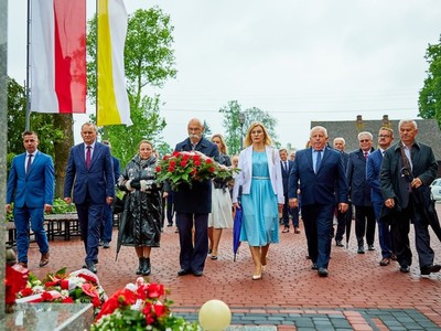 Radni Rady Powiatu w Ostrowi Mazowieckiej składają kwiaty przed pomnikiem Prymasa Tysiąclecia przed Sanktuarium bł. Stefana Wyszyńskiego w Zuzeli 