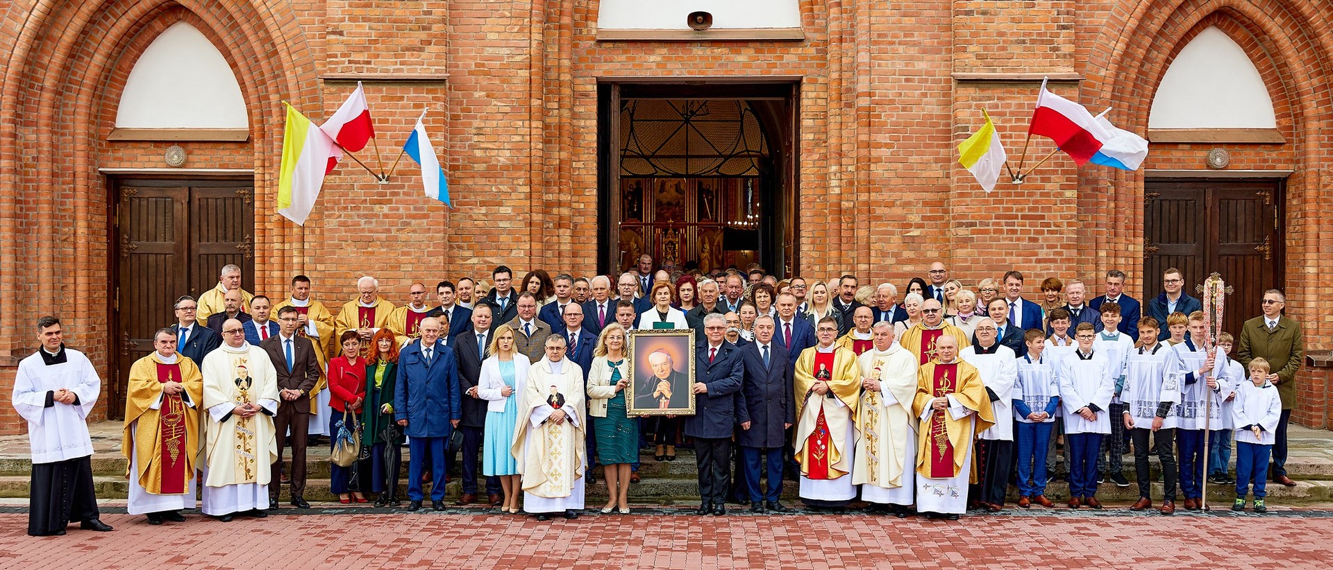 Uczestnicy uroczystości przed Sanktuarium bł. kard. Stefana Wyszyńskiego w Zuzeli 