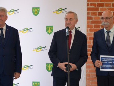 Starosta Ostrowski odbiera symboliczny czek