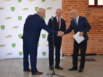 Starosta Ostrowski odbiera symboliczny czek