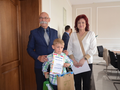 Starosta Ostrowski, Kierownik PT Krus w Ostrowi Mazowieckiej wraz z nagrodzonym uczniem 