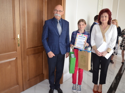 Starosta Ostrowski oraz kierownik PT KRUS wręcza nagrody laureatce konkursu 