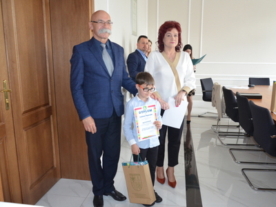 Starosta Ostrowski oraz kierownik PT KRUS wręcza nagrody laureatce konkursu 