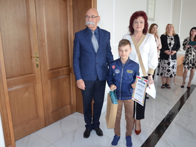 Starosta Ostrowski oraz kierownik PT KRUS wręcza nagrody laureatowi konkursu 