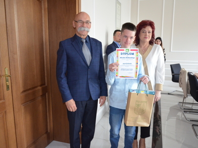 Starosta Ostrowski oraz kierownik PT KRUS wręcza nagrody laureatowi konkursu 