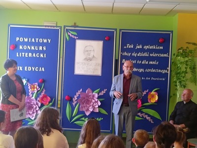przemawia starosta ostrowski