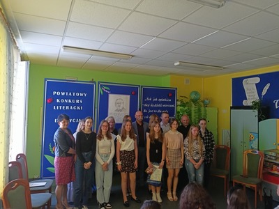 starosta ostrowski z nagrodzonymi w konkursie