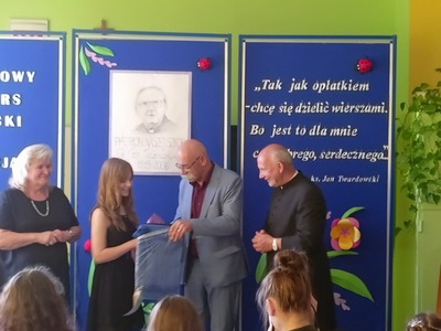 starosta ostrowski wręcza upominki