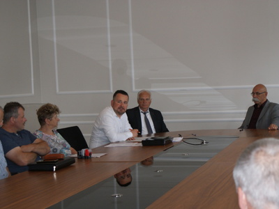 Podpisanie umów przez przedstawicieli spółek wodnych z powiatu ostrowskiego