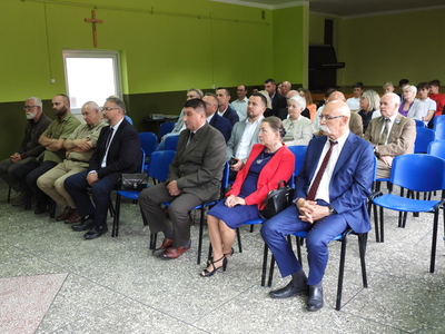 Publiczność w pierwszym rzędzie Starosta Ostrowski wraz z małżonką 