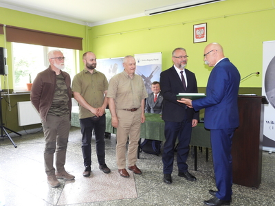 Starosta Ostrowski wręcza medal wyróżnionemu 