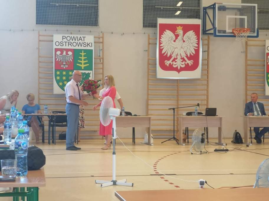 Przewodnicząca Rady Powiatu wręcza kwiaty Staroście Ostrowskiemu