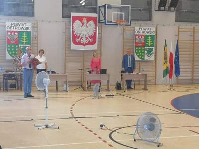 Przewodnicząca Rady Powiatu wręcza kwiaty Staroście Ostrowskiemu