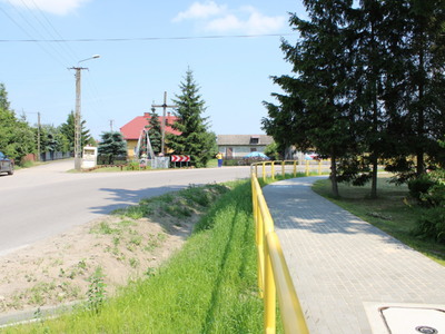 chodnik, barierki przy drodze