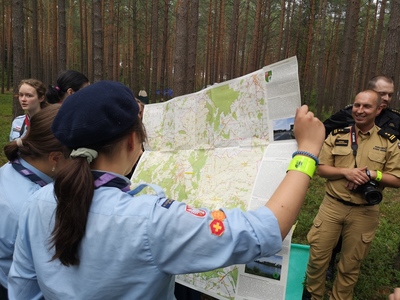 harcerka ogląda mapę