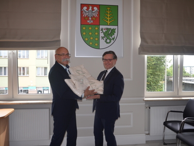 Starosta Ostrowski przekazuje kocyki Dyrektorowi Szpitala