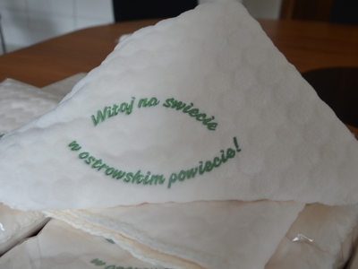 kocyki z napisem "Witaj na świecie w ostrowskim powiecie" 