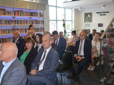 na zdjęciu starosta ostrowski na podpisaniu umowy