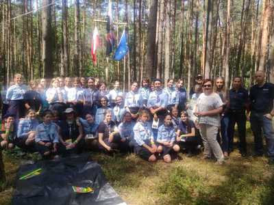 zdjęcie grupowe uczestników w lesie