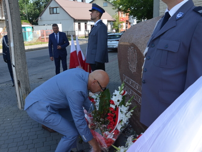 Starosta Ostrowski składa kwiaty