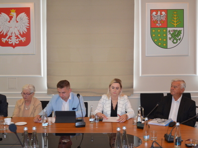 Członkowie Rady Powiatu w Ostrowi Mazowieckiej podczas obrad Rady 