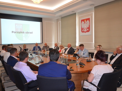 Rada Powiatu w Ostrowi Mazowieckiej podczas obrad 