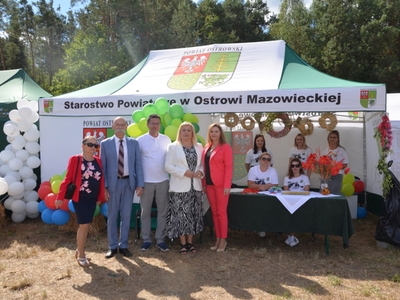 pamiątkowe zdjęcie przed namiotem Starostwa Powiatowego w Ostrowi Mazowieckiej 