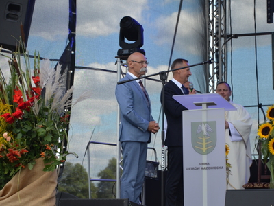 Starosta Ostrowski Zbigniew Chrupek oraz Wójt Gminy Ostrów Mazowiecka dziękują księżom za sprawowanie Mszy Świętej 