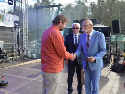 Starosta Ostrowski Zbigniew Chrupek oraz Wicestarosta Józef Rostkowski wręcza nagrodę Arturowi Szydlikowi 