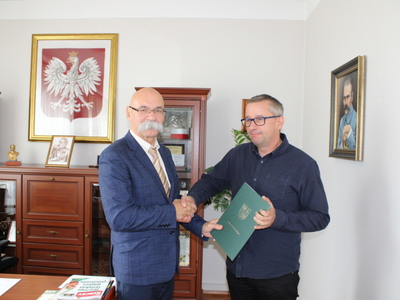 Starosta Ostrowski wraz z wykonawcą inwestycji 










Starosta Ostrowski wraz z wykonawcą inwestycji 

Star
