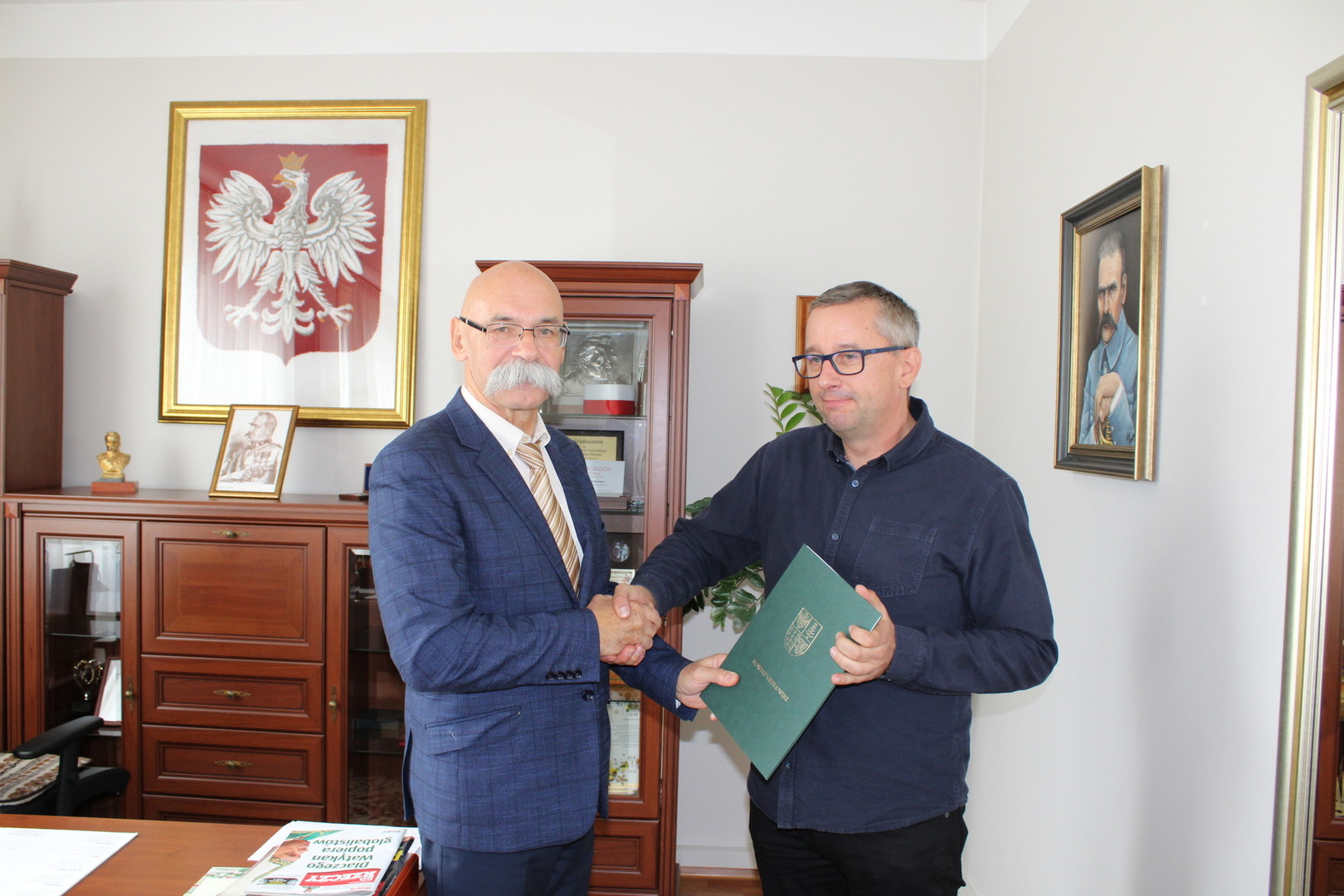 













Starosta Ostrowski wraz z wykonawcą inwestycji 










Starosta Ostrowski wraz z wykonawcą inwestycji 

Star