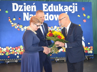 Starosta Ostrowski wręcza nagrodę nagrodzonemu nauczycielowi 
