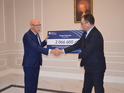 Wręczenie czeków na rozbudowę infrastruktury sportowej 