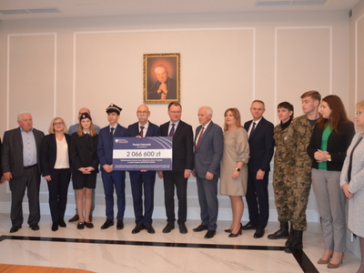 Wręczenie czeków na rozbudowę infrastruktury sportowej