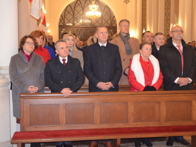Przedstawiciele  władz powiatowo- miejsko- gminnych podczas uroczystej mszy świętej 