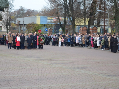Delegacja władz powiatowo- miejsko- gminnych składa kwiaty
