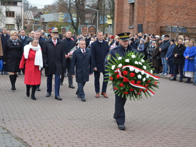 Delegacja władz powiatowo- miejsko- gminych składa kwiaty 
