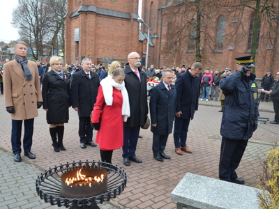 Delegacja władz powiatowo- miejsko- gminych składa kwiaty 