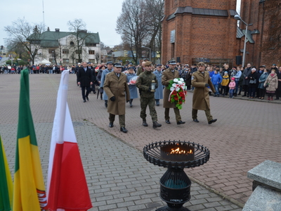 Składanie kwiatów przed pamiątkowym obeliskiem 