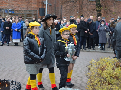 Harcerze niosą znicz 