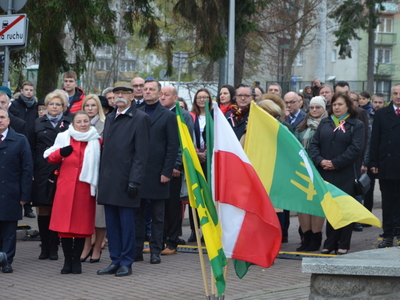 Zebrani na uroczystości mieszkańcy powiatu ostrowskiego 