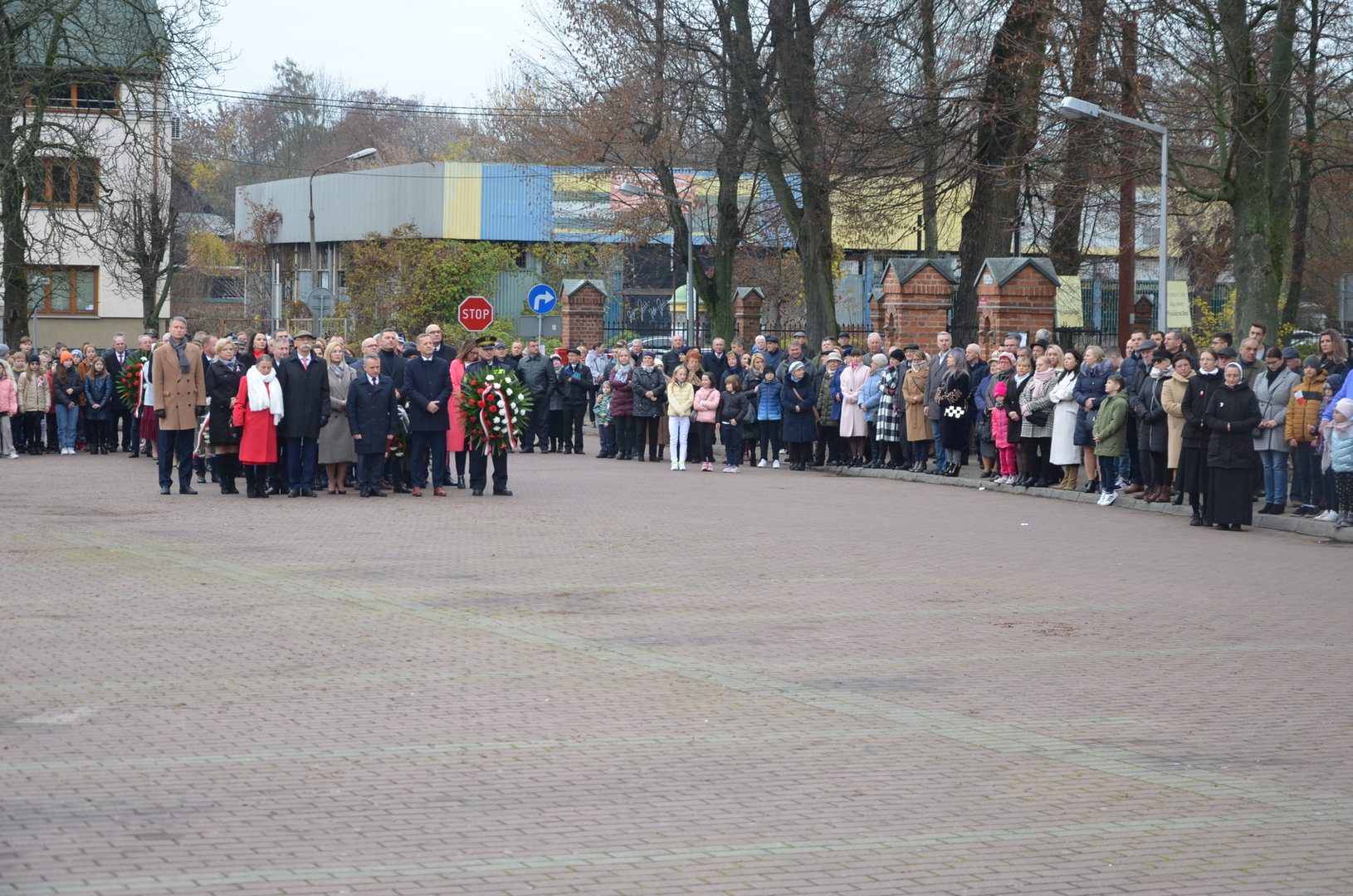 Delegacja władz powiatowo- miejsko- gminnych składa kwiaty 