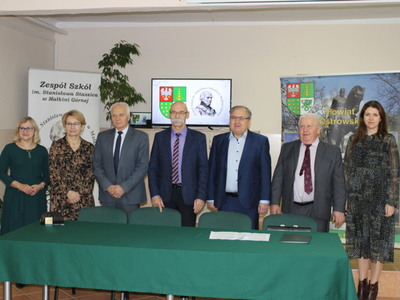 Podpisanie umowy na wykonanie boiska 