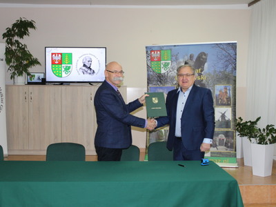 Podpisanie umowy na wykonanie boiska 