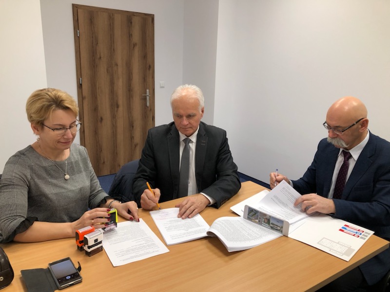 Przedstawiciele władz powiatu podpisują umowę