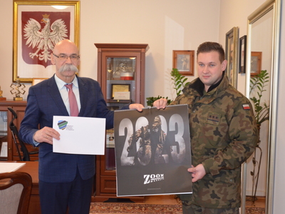 na zdjęciu Starosta Ostrowski  Zbigniew Chrupek z por.  Wojciechem Szydlakiem