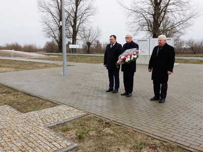 Złożenie kwiatów pod kamieniem z okazji Narodowego Dnia Pamięci Polaków ratujących Żydów pod okupacją niemiecką