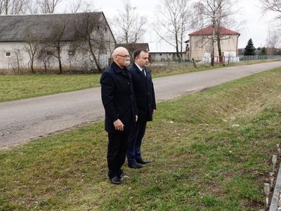 Złożenie kwiatów pod kamieniem z okazji Narodowego Dnia Pamięci Polaków ratujących Żydów pod okupacją niemiecką