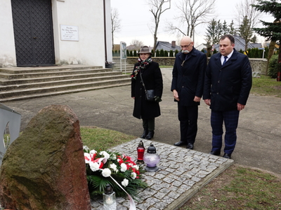Złożenie kwiatów pod kamieniem z okazji Narodowego Dnia Pamięci Polaków ratujących Żydów pod okupacją niemiecką