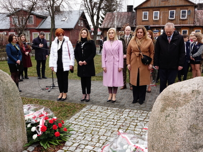 Złożenie kwiatów pod kamieniem z okazji Narodowego Dnia Pamięci Polaków ratujących Żydów pod okupacją niemiecką